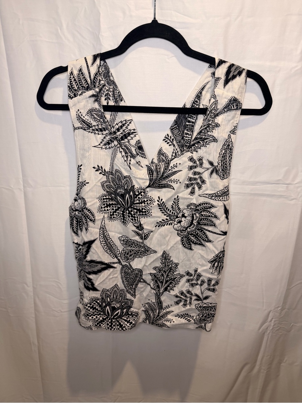 Rose & Olive Black and White Floral V-Neck Tank